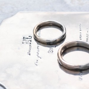 Two-color wedding ring.